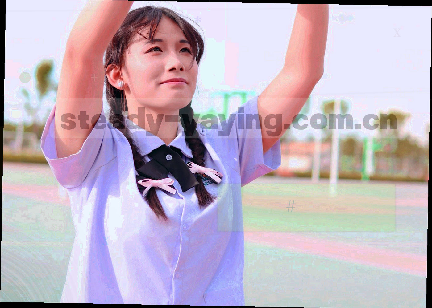 浅色木桌俯拍，桌上摆着手机、笔记本电脑、纸质清单与一支笔，桌面留出大面积空白
